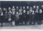 Primary school class picture of Jacek Majchrzyk - seventh on the left in the upper row